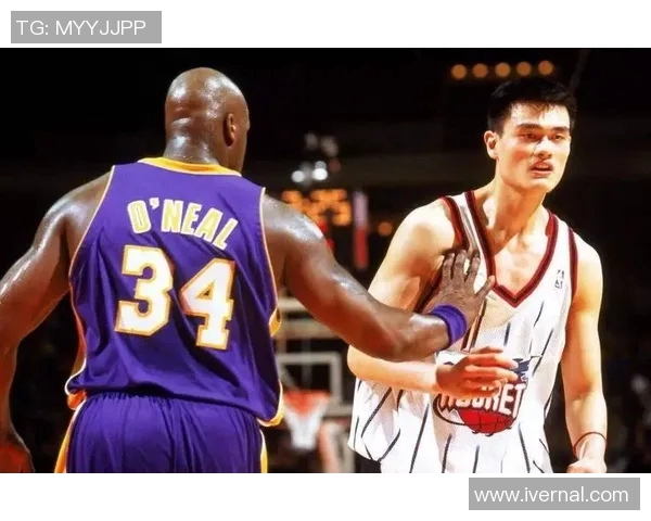 姚明与莫兹戈夫的巅峰对决:篮球巨星的力量与技巧较量 姚明与莫兹戈夫的巅峰对决:篮球巨星的力量与技巧较量